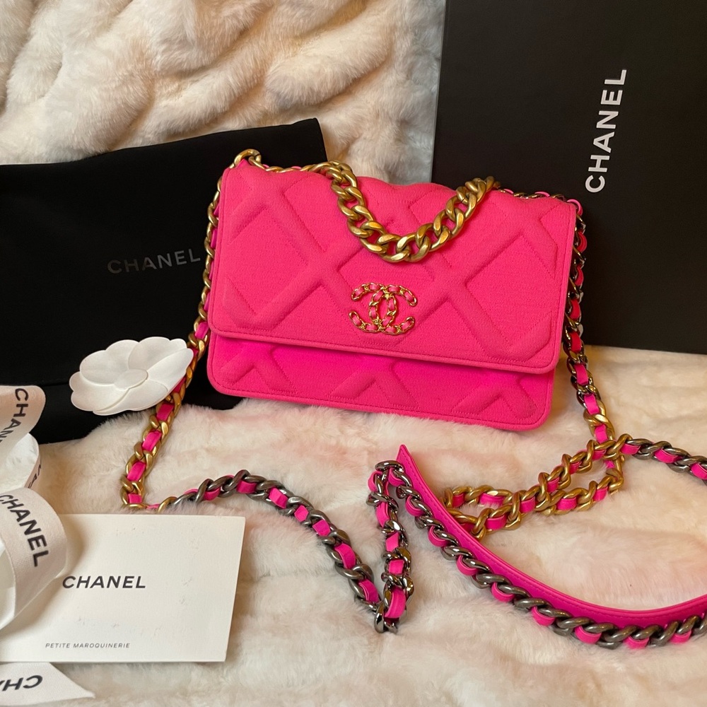 ❌SOLD❌🔥CHANEL 19 Jersey quilted Hot Pink Wallet on Chain - Picture 1 of 5